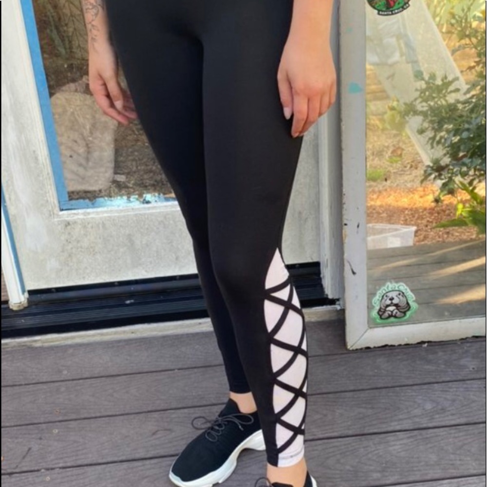 Black & White Criss-Cross Leggings 🖤🤍